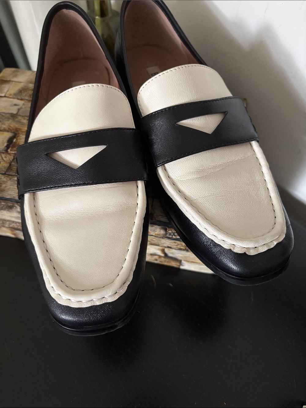 Bibi Lou (37) Black & White Classic Leather Loafers Soft EUC Office Casual - Picture 10 of 16